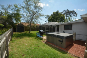 HIDDEN OASIS Spacious Pool Home with Florida Room and Hot Tub